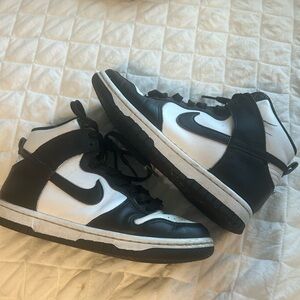 Good condition, Nike panda dunks (Women’s size 6)
